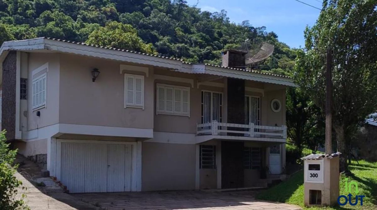 Excelente casa de 2 andares e privativa